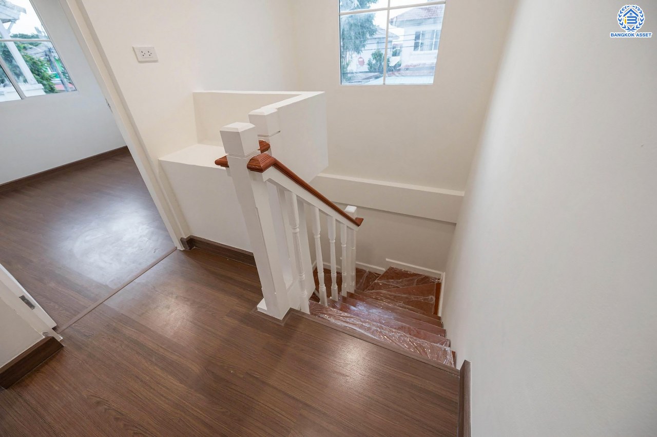 บ้านมือสองตกแต่งใหม่ โครงการ ชลลดา วัดลาดปลาดุก คุณภาพระดับ L&H บนเนื้อที่ 52.5 ตร.ว. พร้อมฟังก์ชัน 3 ห้องนอน 2 ห้องน้ำ จอดรถได้ 1 คัน บนทำเลศักยภาพ เพียง 15 นาทีถึงเซ็นทรัลเวสท์เกต ใกล้รถไฟฟ้าสายสีม่วง "สถานีคลองบางไผ่"